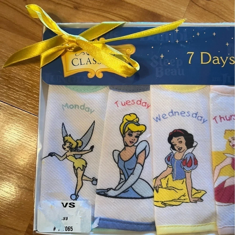 Walt Disney Classics 7 Days Bib Set NIB